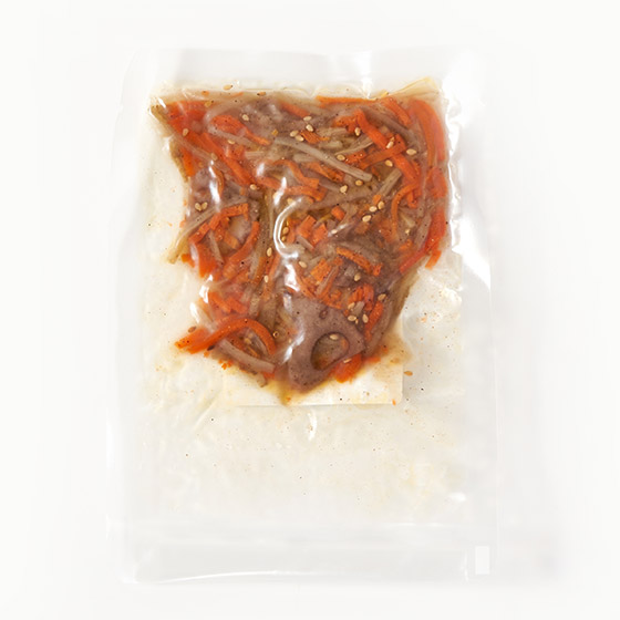 使用日本產根菜製成 鹽漬金平牛蒡根菜絲