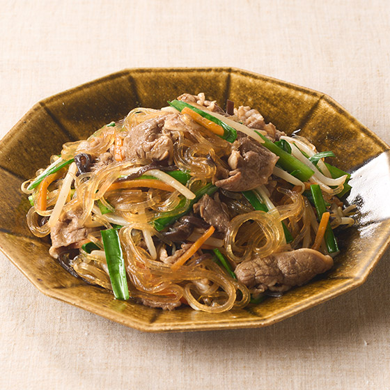 加入豆芽菜和韭菜！牛肉炒雜菜粉絲