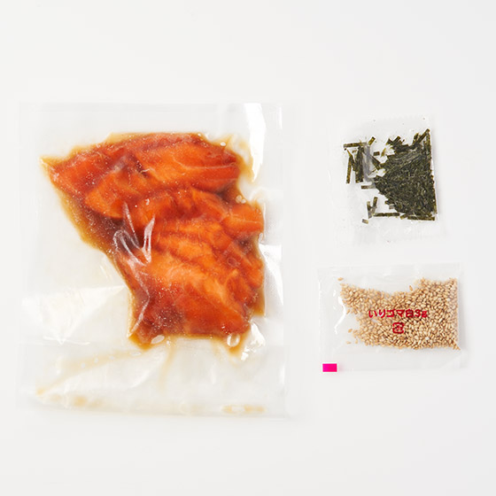 醃漬生魚片鮭魚丼（附芝麻・海苔）