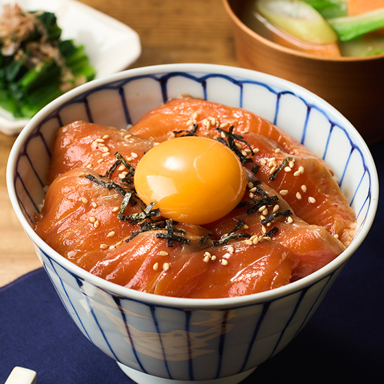 醃漬生魚片鮭魚丼（附芝麻・海苔）