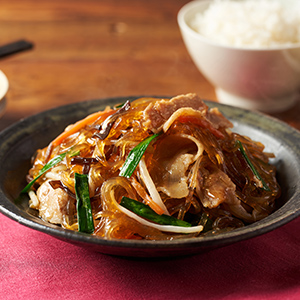 加入芽菜和韭菜！韓式豬肉雜菜炒粉絲